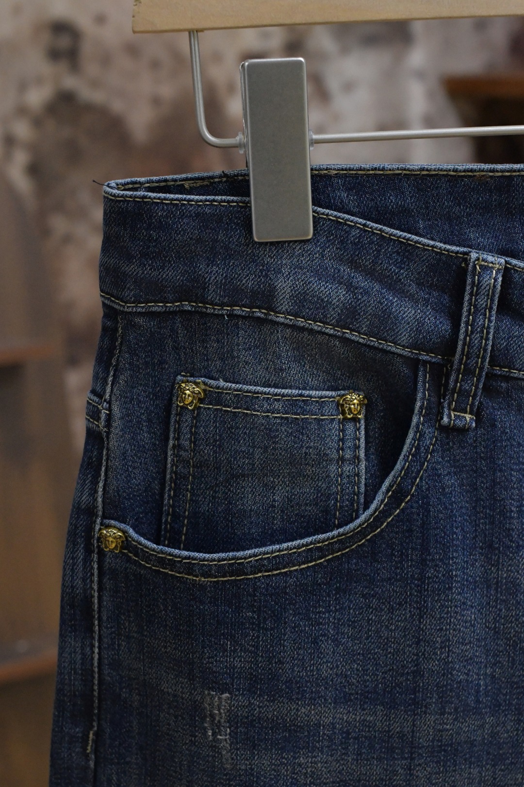 New Versace Vancez Jeans for Autumn/Winter 2024: Modern Innovation with Classic Style - 图片 5