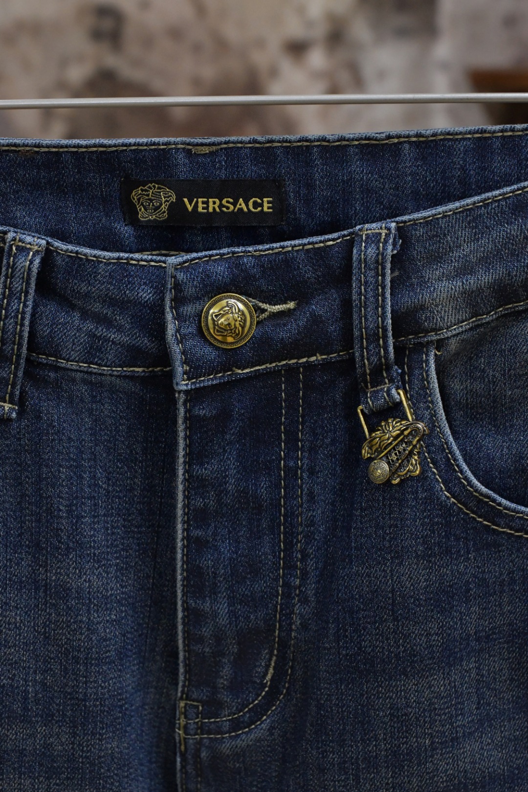 New Versace Vancez Jeans for Autumn/Winter 2024: Modern Innovation with Classic Style - 图片 6