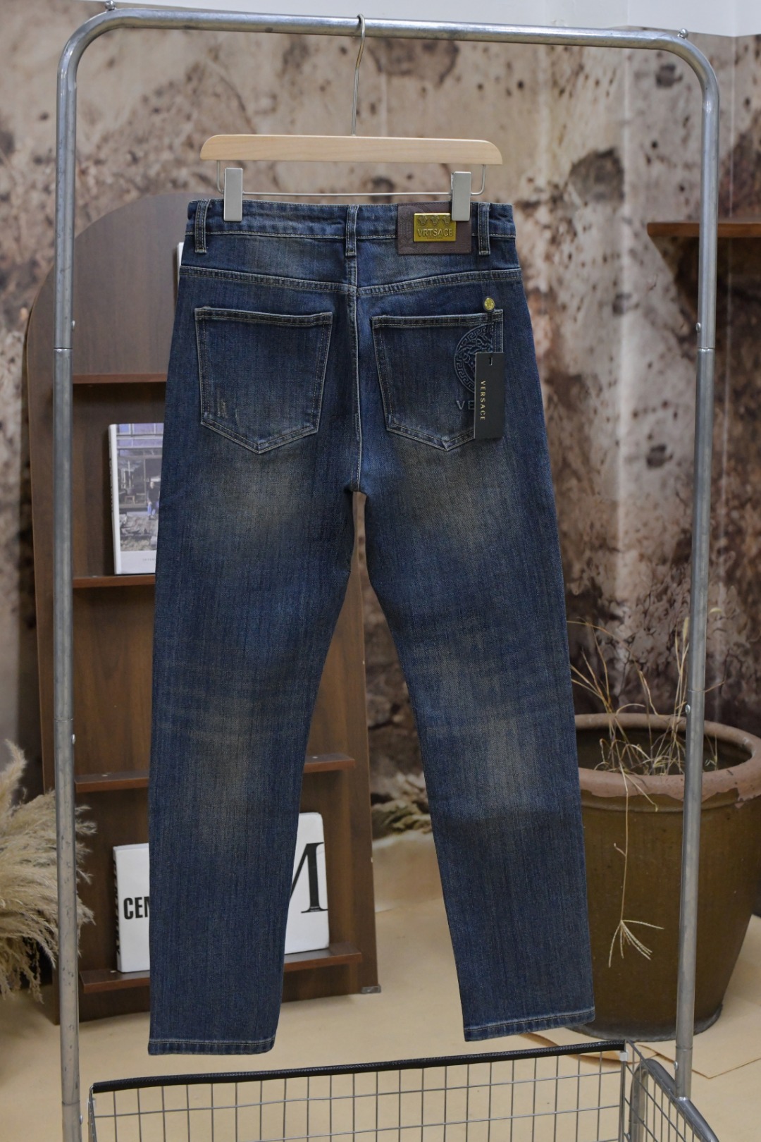 New Versace Vancez Jeans for Autumn/Winter 2024: Modern Innovation with Classic Style - 图片 1