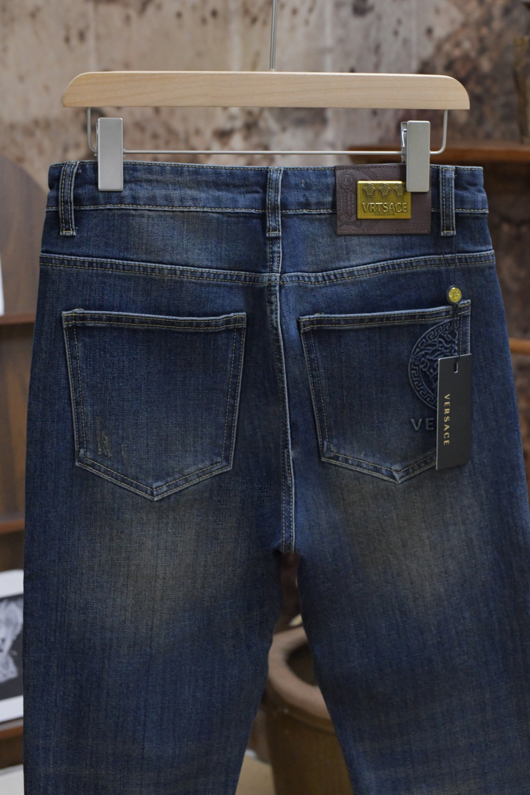 New Versace Vancez Jeans for Autumn/Winter 2024: Modern Innovation with Classic Style - 图片 7