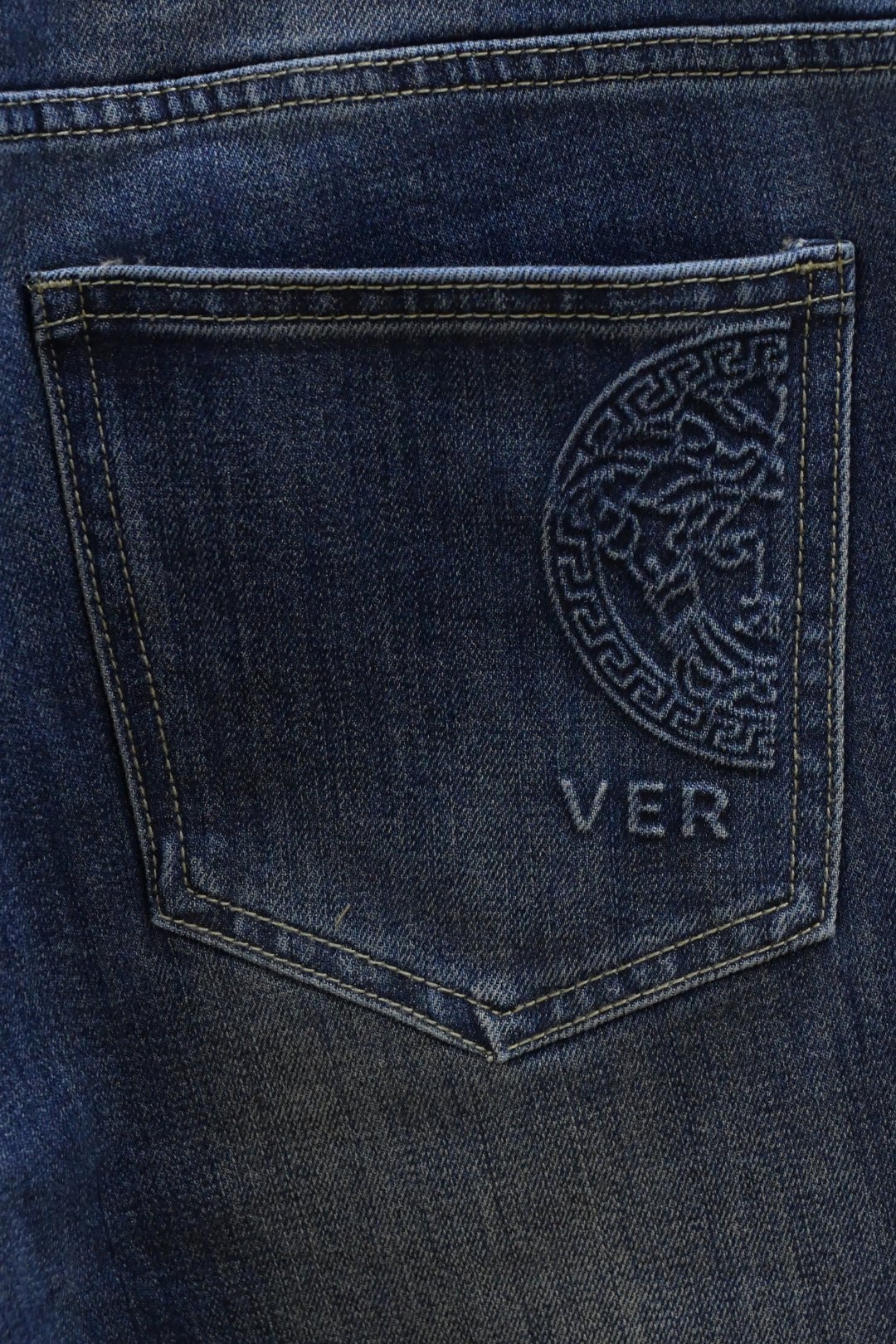 New Versace Vancez Jeans for Autumn/Winter 2024: Modern Innovation with Classic Style - 图片 8
