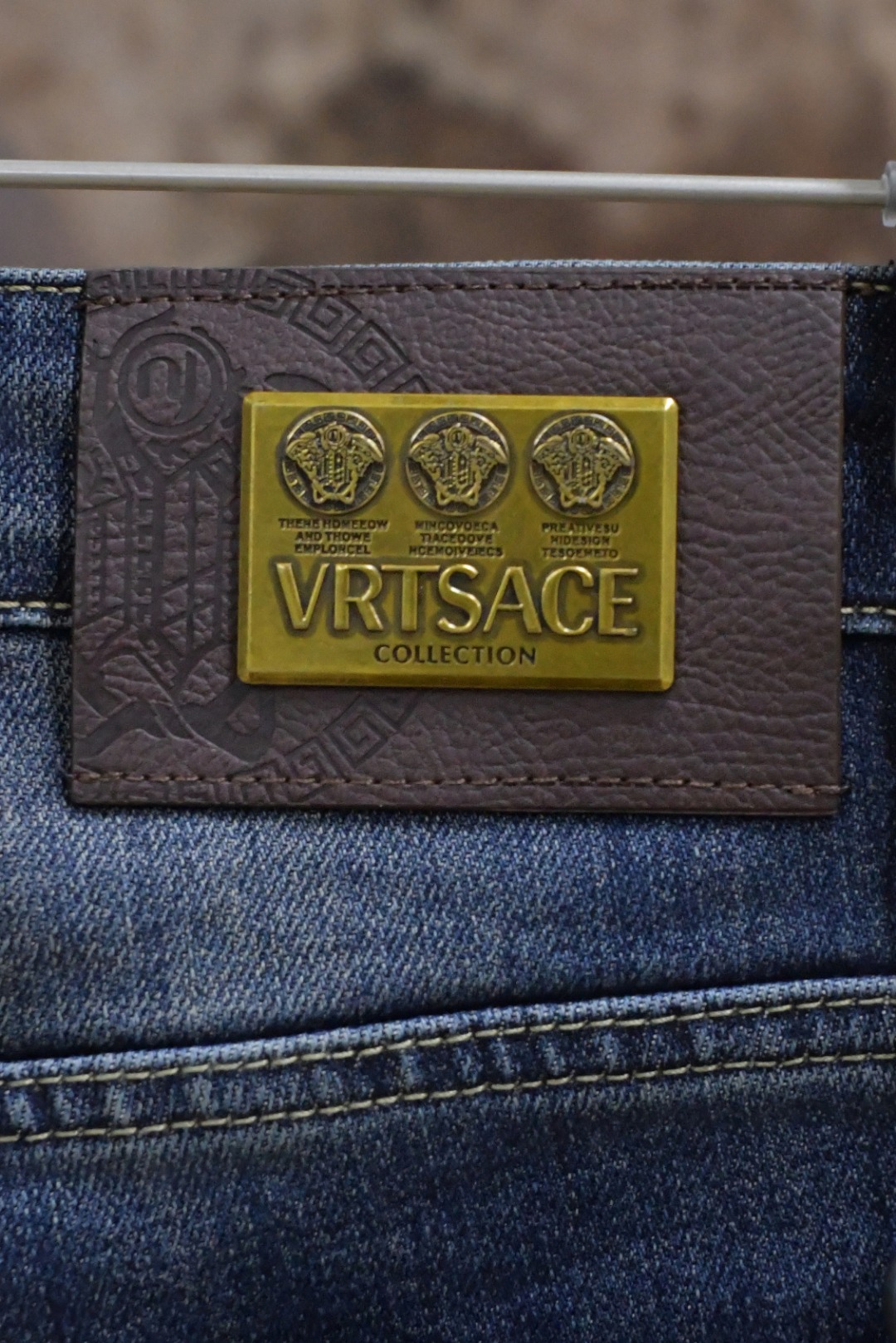 New Versace Vancez Jeans for Autumn/Winter 2024: Modern Innovation with Classic Style - 图片 9
