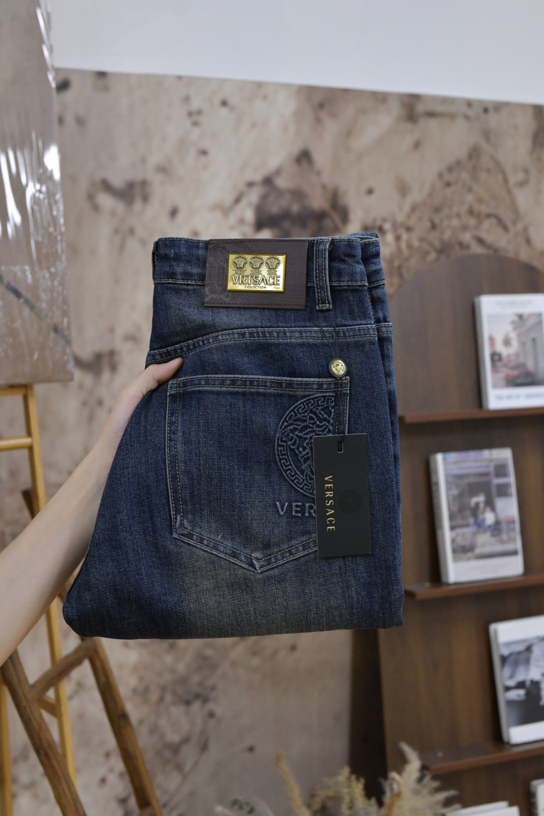 New Versace Vancez Jeans for Autumn/Winter 2024: Modern Innovation with Classic Style - 图片 3