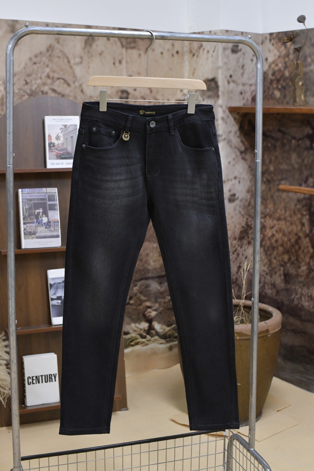 Versace Vancez 2024ss Men’s Jeans: Autumn/Winter Collection, Metal Buttons, Modern Innovation. - 图片 2