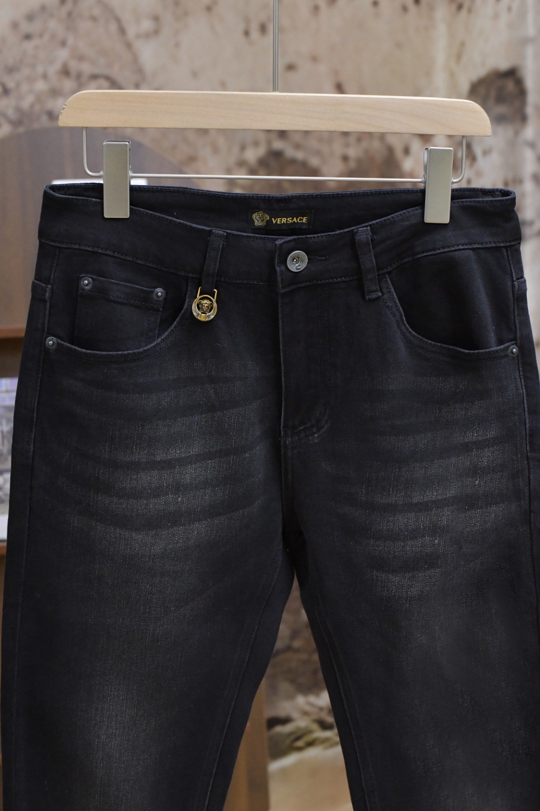 Versace Vancez 2024ss Men’s Jeans: Autumn/Winter Collection, Metal Buttons, Modern Innovation. - 图片 4