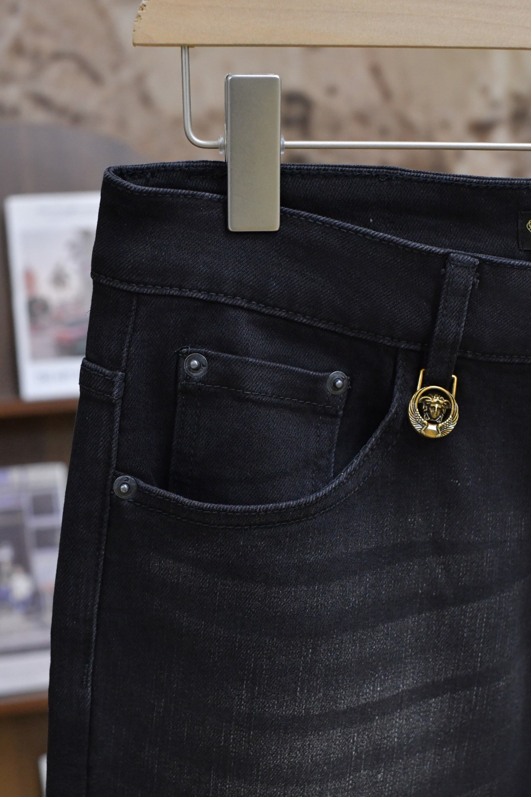 Versace Vancez 2024ss Men’s Jeans: Autumn/Winter Collection, Metal Buttons, Modern Innovation. - 图片 5
