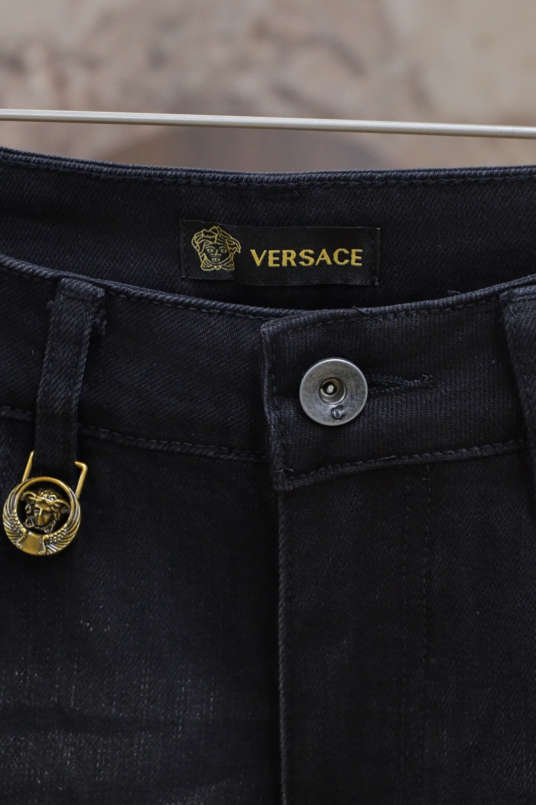 Versace Vancez 2024ss Men’s Jeans: Autumn/Winter Collection, Metal Buttons, Modern Innovation. - 图片 6