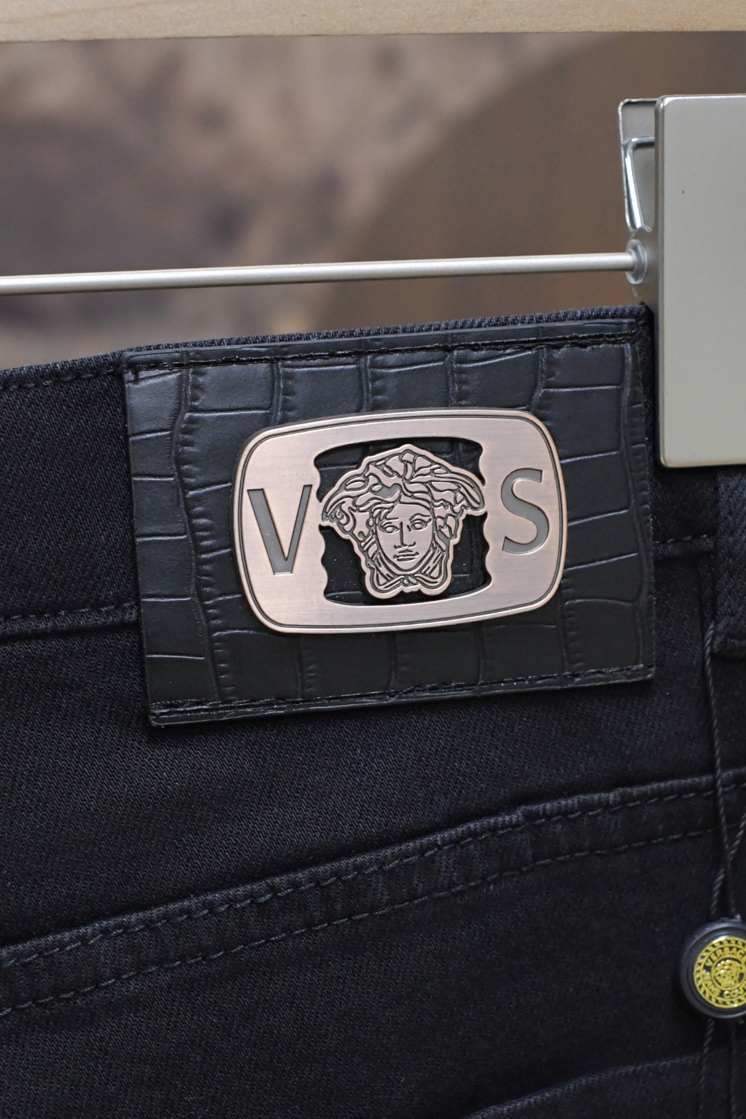 Versace Vancez 2024ss Men’s Jeans: Autumn/Winter Collection, Metal Buttons, Modern Innovation. - 图片 9