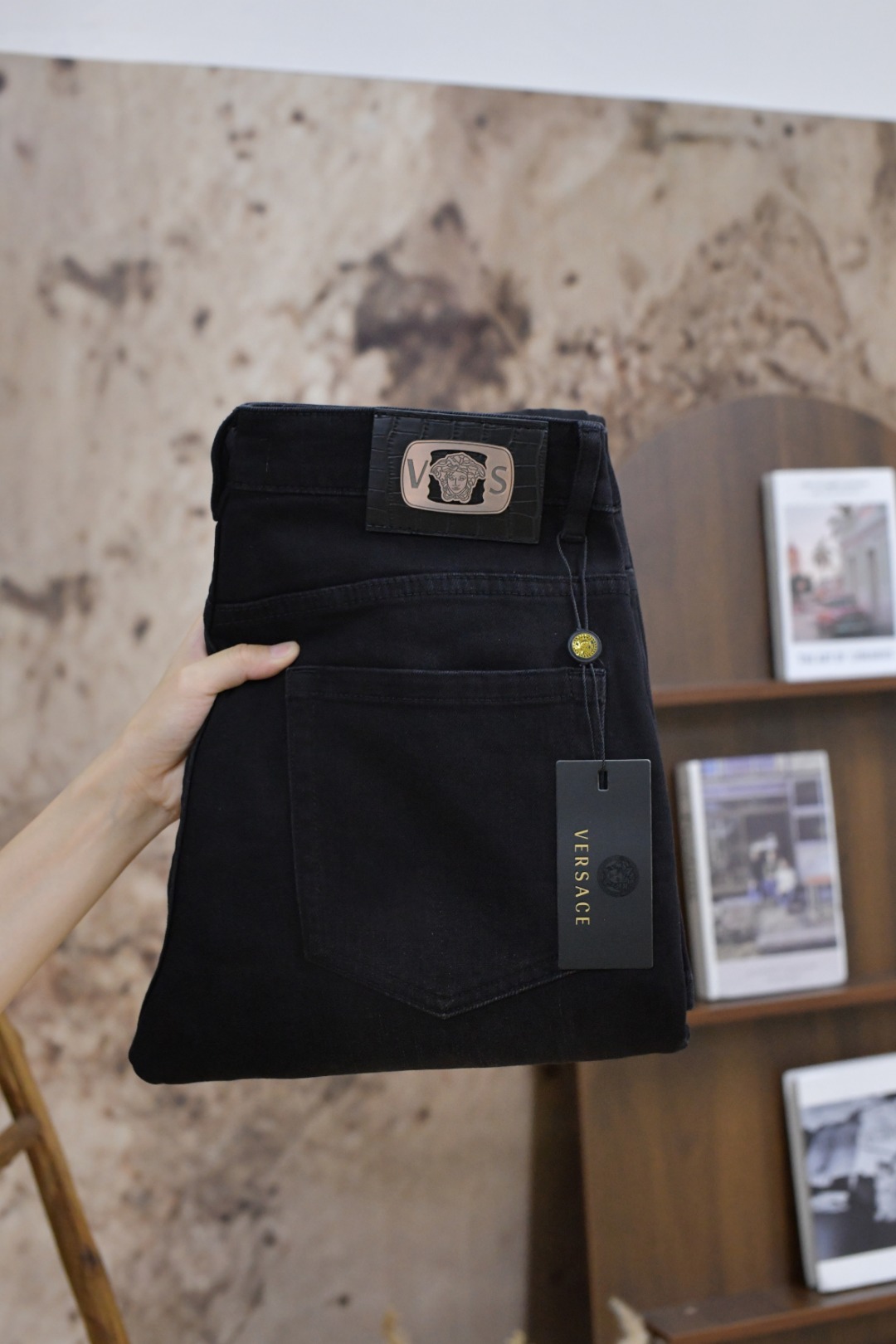 Versace Vancez 2024ss Men’s Jeans: Autumn/Winter Collection, Metal Buttons, Modern Innovation. - 图片 3