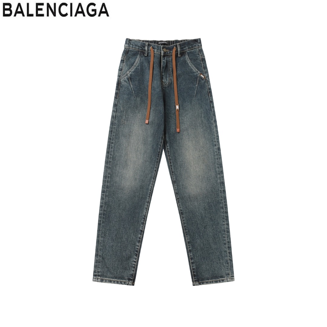 💰150
YS 960#【尺码28-32】 balenciaga巴黎世家 2024秋冬顶级男士时尚牛仔裤 ！品相到位做工精细程度堪称一流，所向披靡挑战业界新高度!

经典水洗色泽，纯正洋行渠道，客供高级进口的丹宁面料，特选日本冈山纯正14oz盎司牛仔布料，面料柔软细腻，但筋骨感极强，略带弹力，提供了绝佳的舒适体验，重工水洗做旧工艺处理，有着独特的复古风格，色调非常出色。

最新的皮标彰显了品牌特质，细节无可挑剔，五金配件、皮标、走线无不体现出匠心工艺！版型剪裁完美，提臀修身显瘦效果极佳，无敌万能百搭的小直筒裤型，可轻松横扫衣橱任何的上装搭配，兼容性广泛，时尚休闲兼备，满足于日常各种穿搭，上身型款十足，于品质控必入型单品！
尺码：28～32