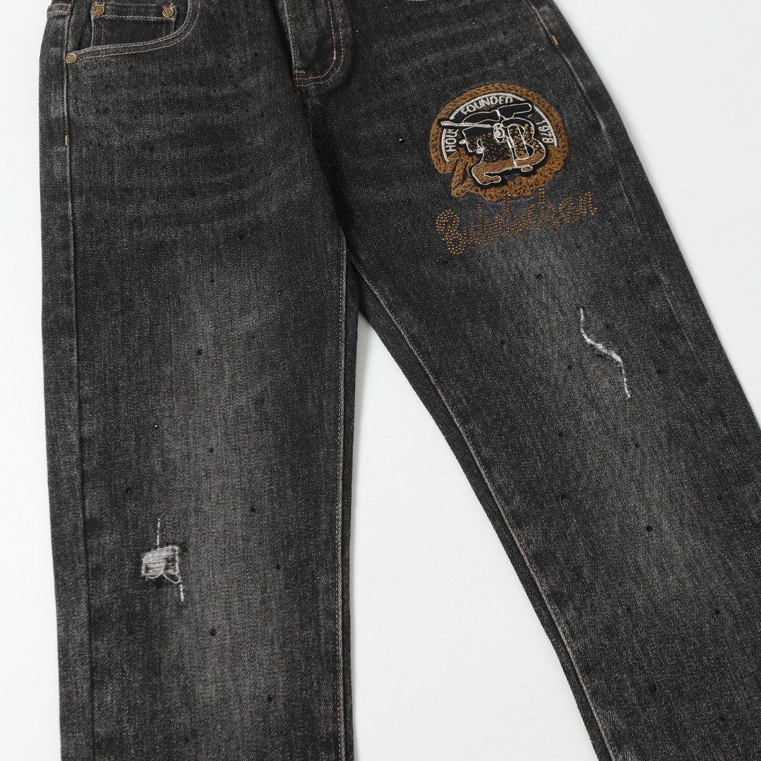 High-Tech Embroidered BURBERRY Jeans: Autumn 2024 Collection Highlights - 图片 4