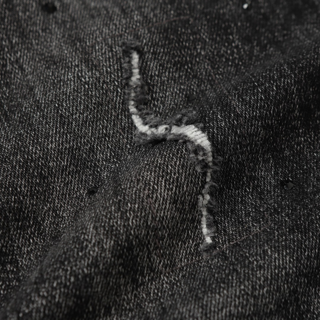 High-Tech Embroidered BURBERRY Jeans: Autumn 2024 Collection Highlights - 图片 6