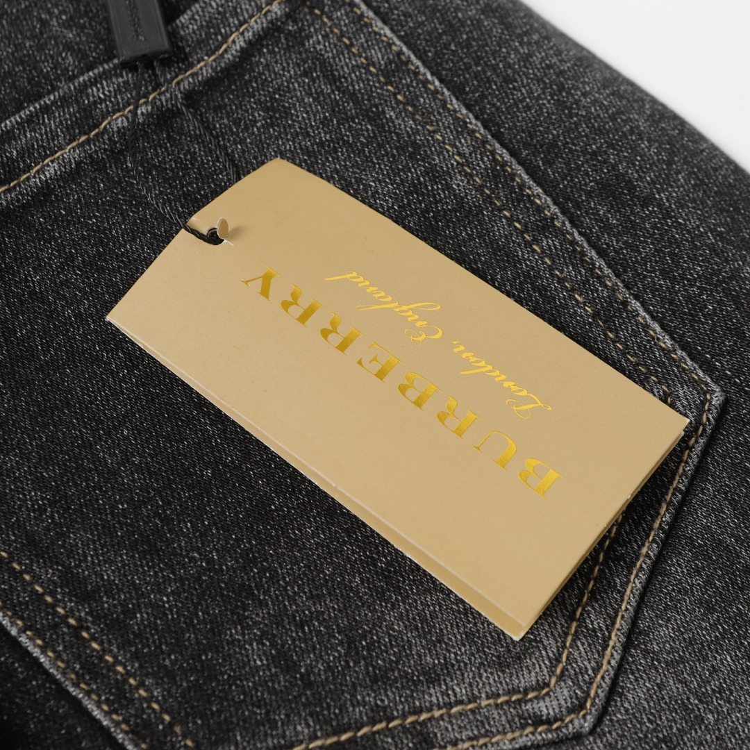 High-Tech Embroidered BURBERRY Jeans: Autumn 2024 Collection Highlights - 图片 7