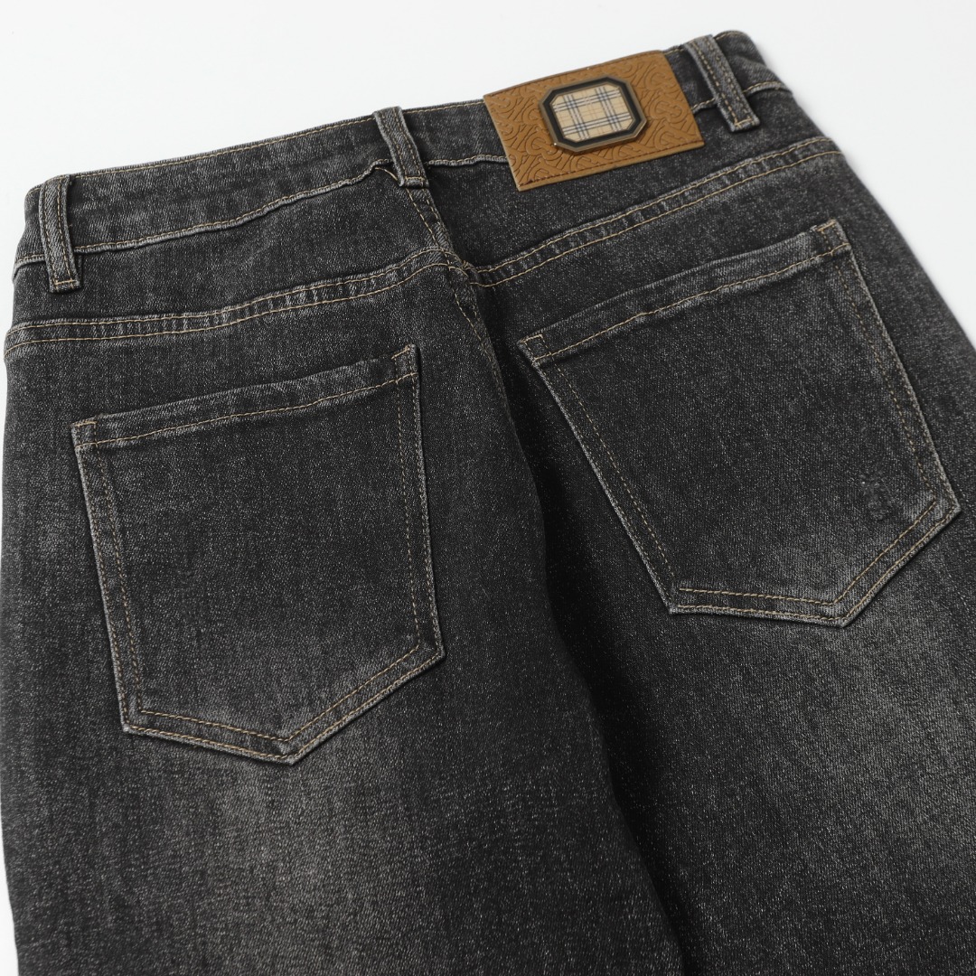 High-Tech Embroidered BURBERRY Jeans: Autumn 2024 Collection Highlights - 图片 8