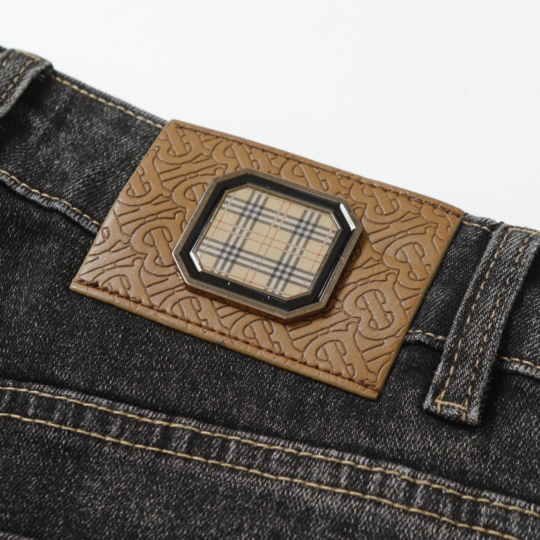 High-Tech Embroidered BURBERRY Jeans: Autumn 2024 Collection Highlights - 图片 9