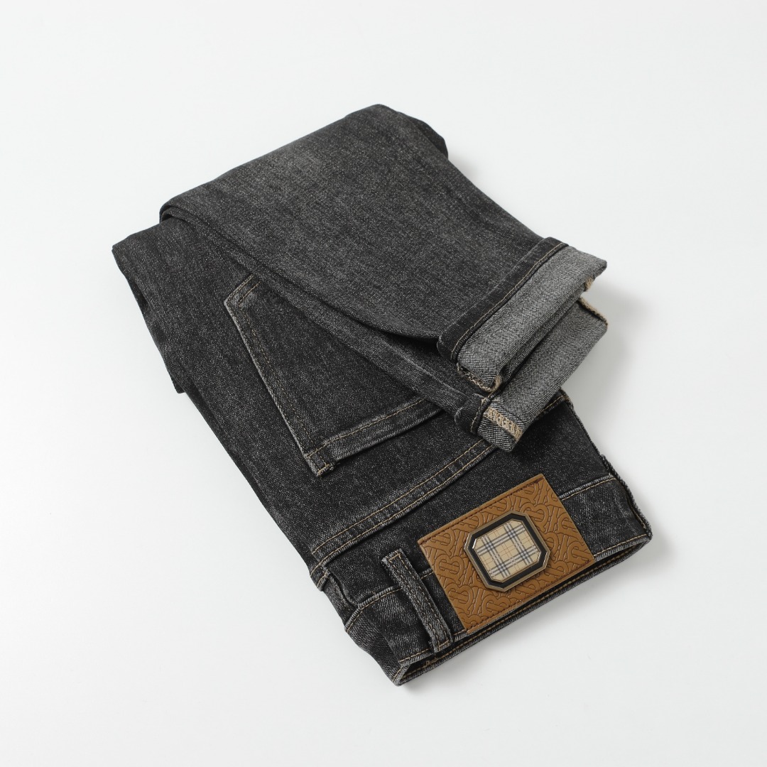 High-Tech Embroidered BURBERRY Jeans: Autumn 2024 Collection Highlights - 图片 3