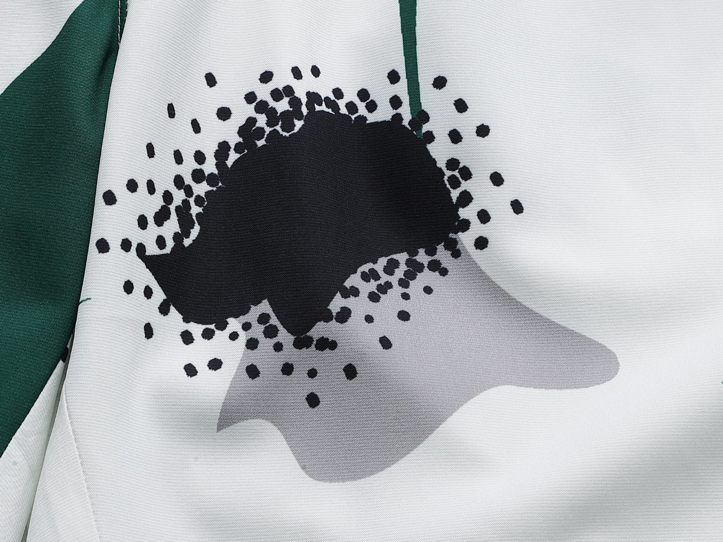 Valentino Shorts in Picture Color with Custom Size Options and Gender-Neutral Design - 图片 9