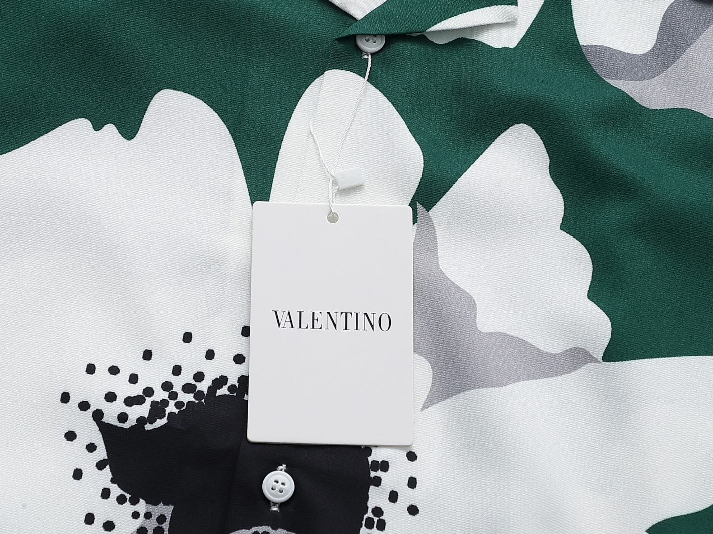 Valentino Handbags: Gender-Neutral Shorts in Various Sizes and Colors - 图片 7