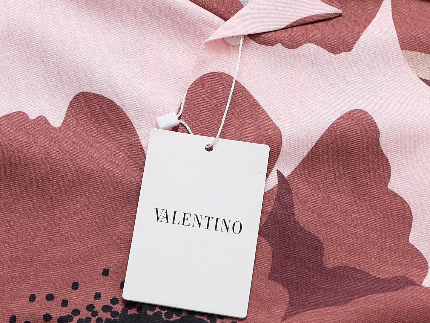 Valentino Shorts in Picture Color with Custom Options for Men and Women - 图片 6