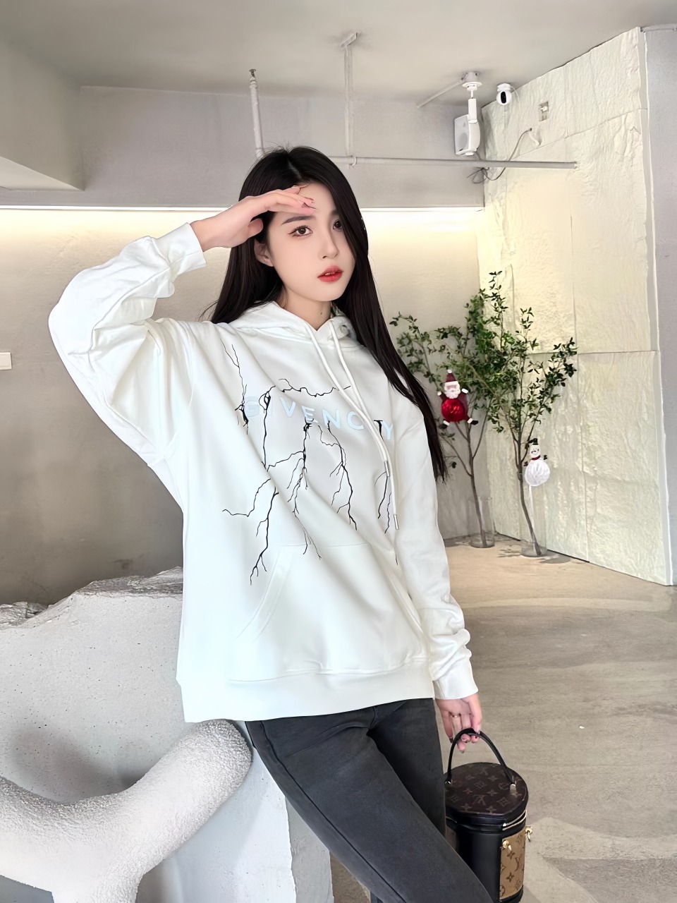 Upper body collection picture GivenchyGivenchy 24Fw GVC Letter Lightning Print