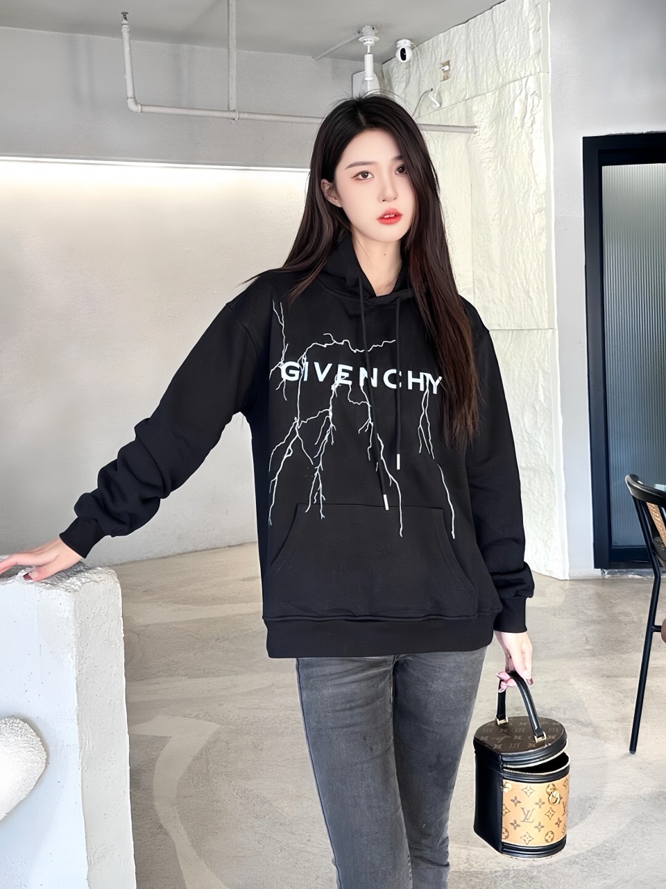 Upper body collection picture GivenchyGivenchy 24Fw GVC Letter Lightning Print
