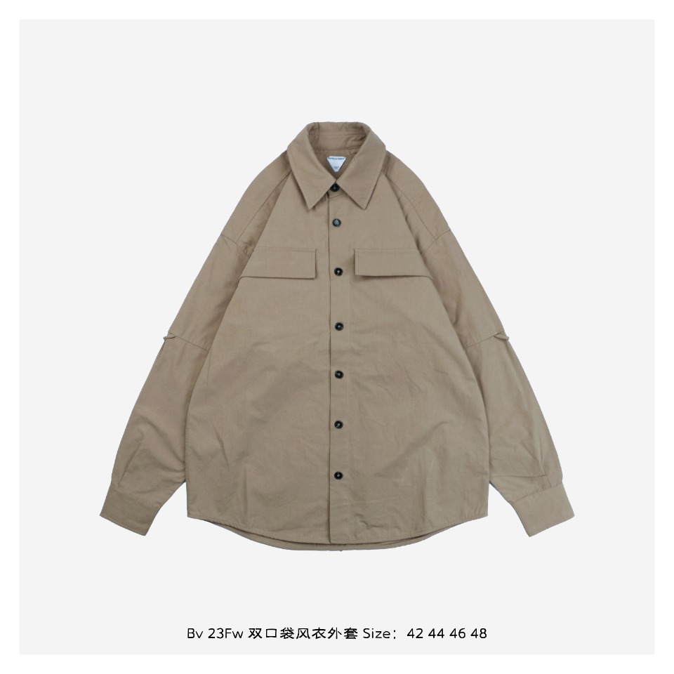 The buttons on the clothes all use the original consistent horn buckles Button