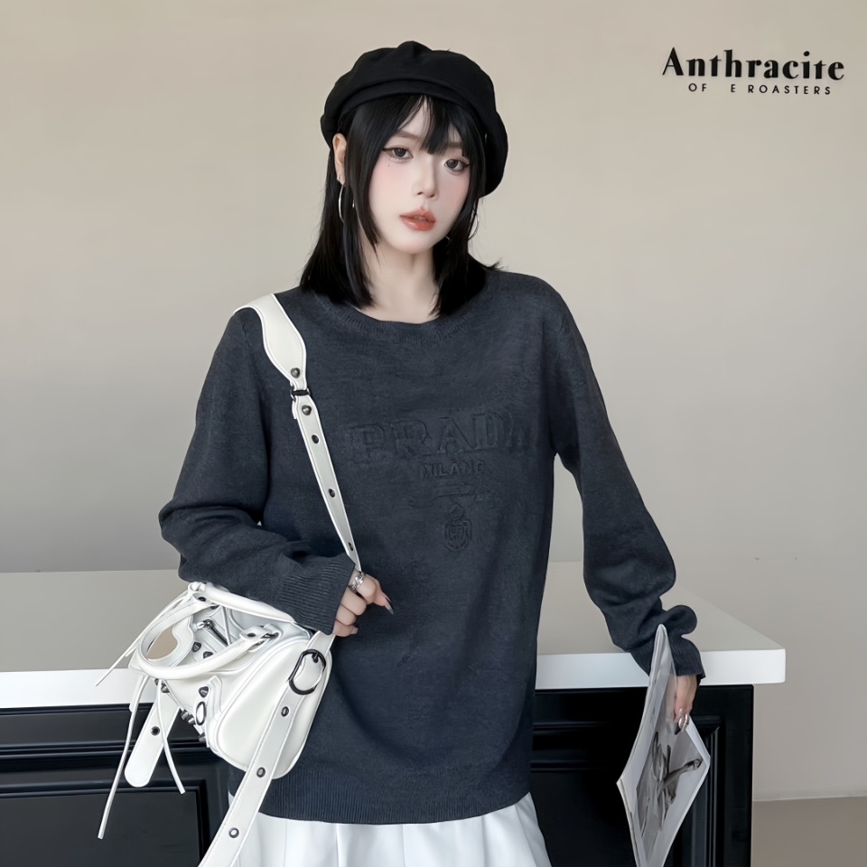 Upper body collection picture PradaPrada 24Fw dark pattern medal letter embos