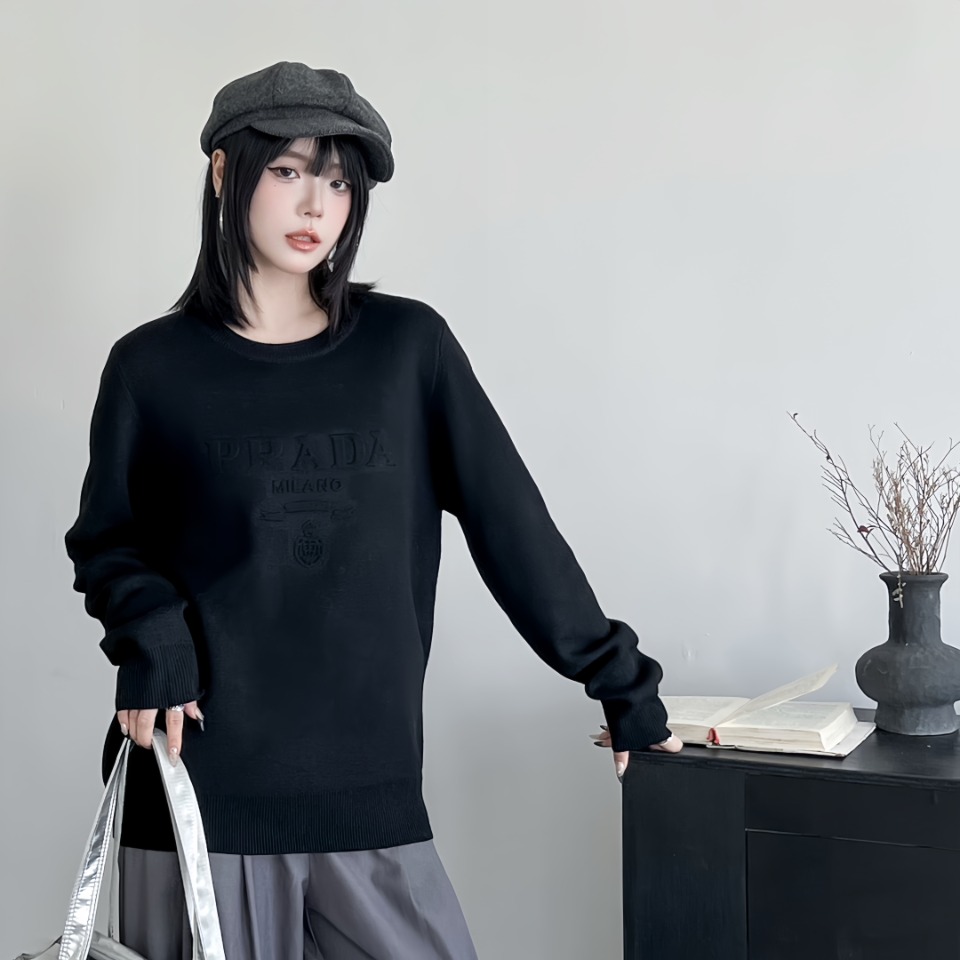 Upper body collection picture PradaPrada 24Fw Dark Pattern Medal Letter Emboss