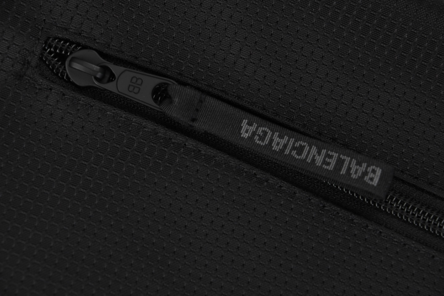 图片[5]-#Balenciaga/巴黎世家 24Fw UNITY双环字母大腰包 原9200购入，第一时间拆解面料分析，采用日产品牌客定可再生短纤尼龙格纹面料，手感比普通尼龙面料更具有韧性，紧密度极高，万次开合实验，强效抗撕裂，经无氟DWR处理，可防泼水可容纳手机，钱包，卡片等物件，满足生活需求特定品牌YKK拉链拉头五金，拉链届的爱马仕，定制三分提花logo织带，独家开模插扣，激光刻印Logo，进口田岛机绣花，针线紧密饱满，完美还原，Spacermesh软垫背幅舒适而通风透气，轻量耐用，功能性多样，可日常搭配可户外 尺码：34x17x41cm-选品中心