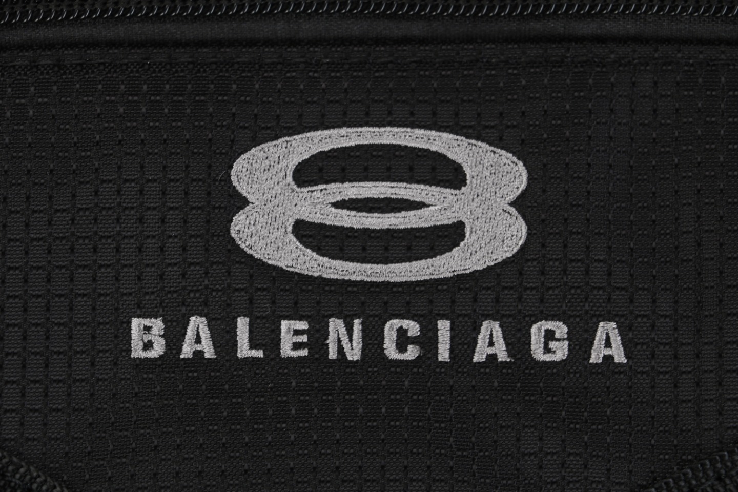 图片[2]-#Balenciaga/巴黎世家 24Fw UNITY双环字母大腰包 原9200购入，第一时间拆解面料分析，采用日产品牌客定可再生短纤尼龙格纹面料，手感比普通尼龙面料更具有韧性，紧密度极高，万次开合实验，强效抗撕裂，经无氟DWR处理，可防泼水可容纳手机，钱包，卡片等物件，满足生活需求特定品牌YKK拉链拉头五金，拉链届的爱马仕，定制三分提花logo织带，独家开模插扣，激光刻印Logo，进口田岛机绣花，针线紧密饱满，完美还原，Spacermesh软垫背幅舒适而通风透气，轻量耐用，功能性多样，可日常搭配可户外 尺码：34x17x41cm-选品中心