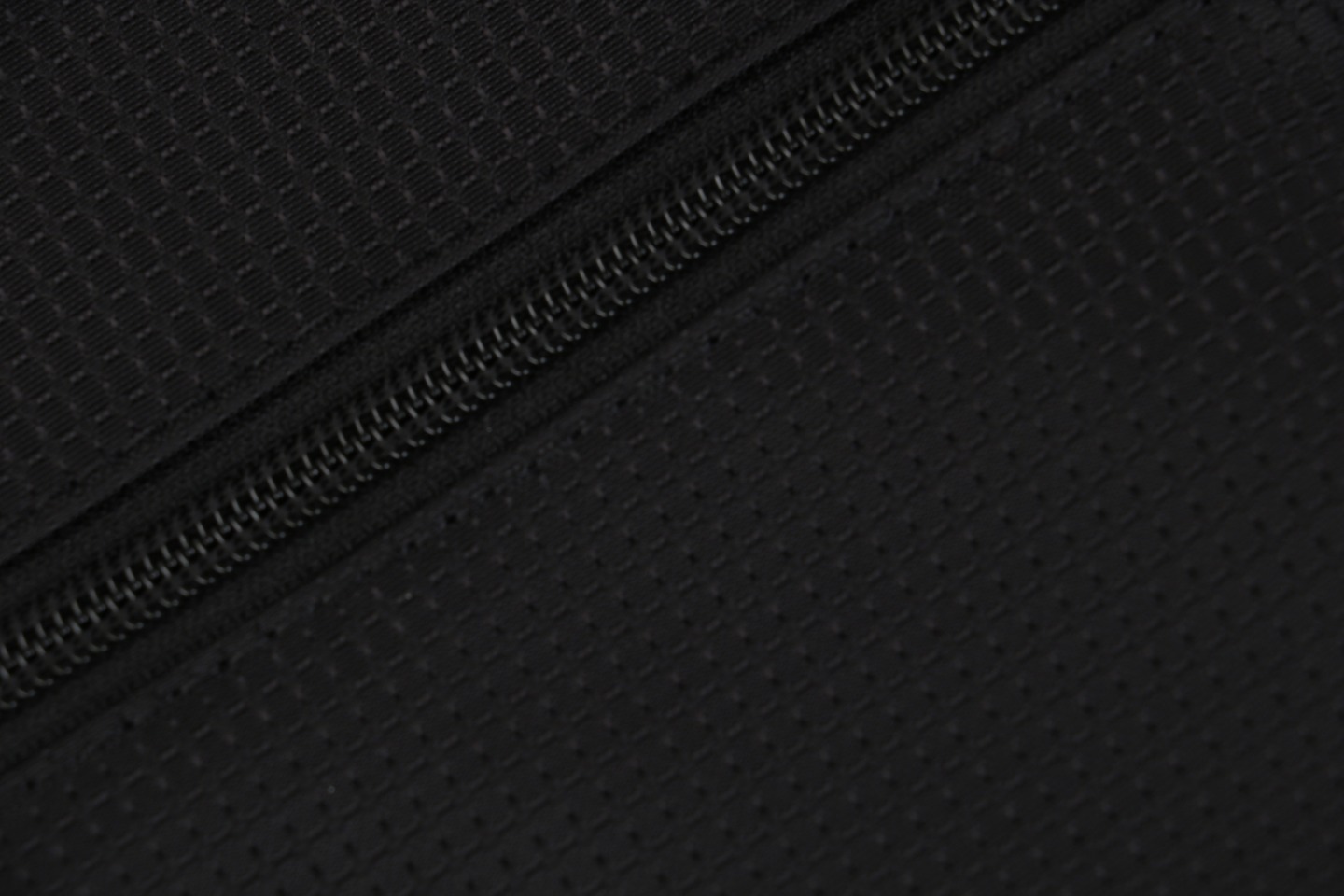 图片[4]-#Balenciaga/巴黎世家 24Fw UNITY双环字母大腰包 原9200购入，第一时间拆解面料分析，采用日产品牌客定可再生短纤尼龙格纹面料，手感比普通尼龙面料更具有韧性，紧密度极高，万次开合实验，强效抗撕裂，经无氟DWR处理，可防泼水可容纳手机，钱包，卡片等物件，满足生活需求特定品牌YKK拉链拉头五金，拉链届的爱马仕，定制三分提花logo织带，独家开模插扣，激光刻印Logo，进口田岛机绣花，针线紧密饱满，完美还原，Spacermesh软垫背幅舒适而通风透气，轻量耐用，功能性多样，可日常搭配可户外 尺码：34x17x41cm-选品中心