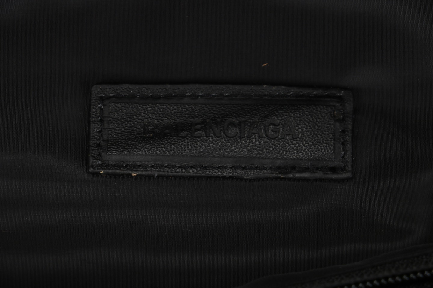 图片[7]-#Balenciaga/巴黎世家 24Fw UNITY双环字母大腰包 原9200购入，第一时间拆解面料分析，采用日产品牌客定可再生短纤尼龙格纹面料，手感比普通尼龙面料更具有韧性，紧密度极高，万次开合实验，强效抗撕裂，经无氟DWR处理，可防泼水可容纳手机，钱包，卡片等物件，满足生活需求特定品牌YKK拉链拉头五金，拉链届的爱马仕，定制三分提花logo织带，独家开模插扣，激光刻印Logo，进口田岛机绣花，针线紧密饱满，完美还原，Spacermesh软垫背幅舒适而通风透气，轻量耐用，功能性多样，可日常搭配可户外 尺码：34x17x41cm-选品中心