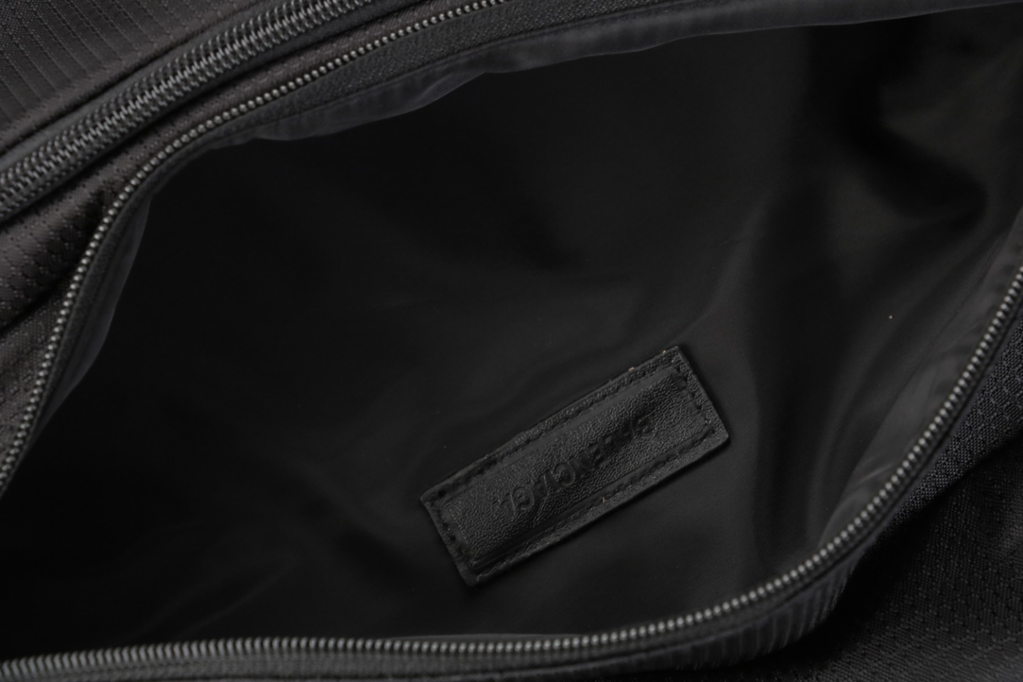 图片[8]-#Balenciaga/巴黎世家 24Fw UNITY双环字母大腰包 原9200购入，第一时间拆解面料分析，采用日产品牌客定可再生短纤尼龙格纹面料，手感比普通尼龙面料更具有韧性，紧密度极高，万次开合实验，强效抗撕裂，经无氟DWR处理，可防泼水可容纳手机，钱包，卡片等物件，满足生活需求特定品牌YKK拉链拉头五金，拉链届的爱马仕，定制三分提花logo织带，独家开模插扣，激光刻印Logo，进口田岛机绣花，针线紧密饱满，完美还原，Spacermesh软垫背幅舒适而通风透气，轻量耐用，功能性多样，可日常搭配可户外 尺码：34x17x41cm-选品中心