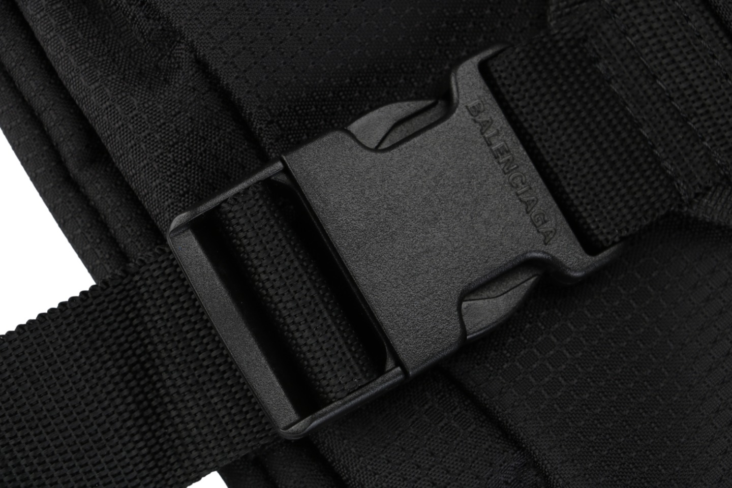 图片[3]-#Balenciaga/巴黎世家 24Fw UNITY双环字母大腰包 原9200购入，第一时间拆解面料分析，采用日产品牌客定可再生短纤尼龙格纹面料，手感比普通尼龙面料更具有韧性，紧密度极高，万次开合实验，强效抗撕裂，经无氟DWR处理，可防泼水可容纳手机，钱包，卡片等物件，满足生活需求特定品牌YKK拉链拉头五金，拉链届的爱马仕，定制三分提花logo织带，独家开模插扣，激光刻印Logo，进口田岛机绣花，针线紧密饱满，完美还原，Spacermesh软垫背幅舒适而通风透气，轻量耐用，功能性多样，可日常搭配可户外 尺码：34x17x41cm-选品中心