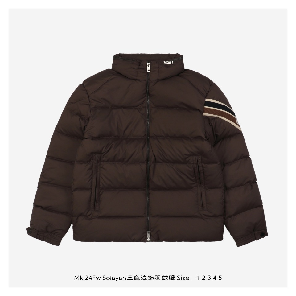 Highlight the spirit of sports This short down jacket has three-color stripes o