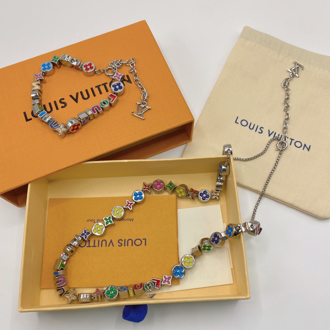 LV七彩项链彩色夏天. MONO G R A M项链.路易威登2022春夏系列整条项链有缤纷Monogram花卉和字母串珠组成.项链还有同款手链.可以调节长度为大家演示了项链的最长和最短佩戴效果.绝版珍藏