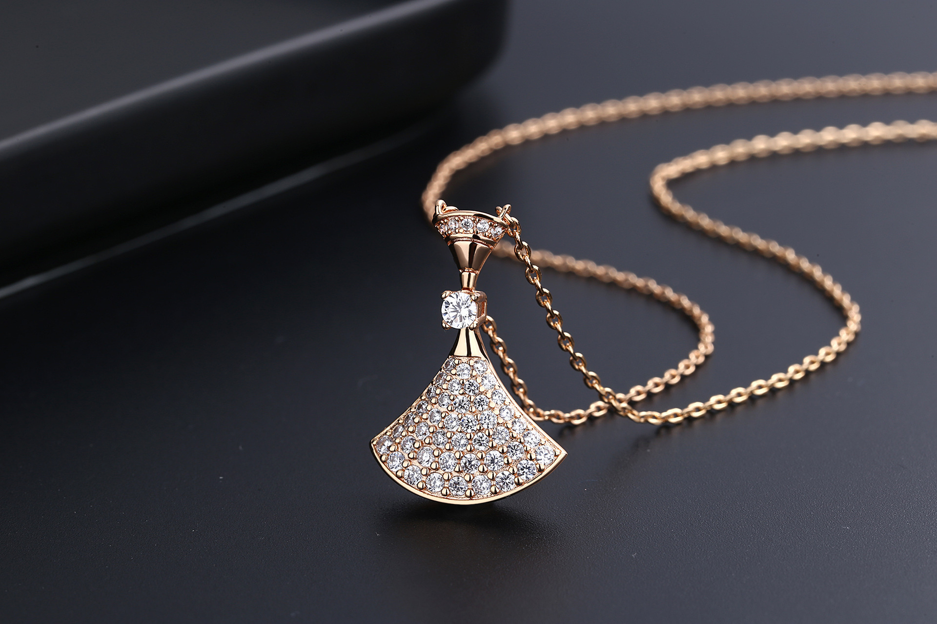 💰105 💕宝格丽💕专柜宝格丽满钻大裙子 🏡高级原版扣 原版刻字 美腻 玫瑰金色 满钻裙子 👗diva系列 项链🎉