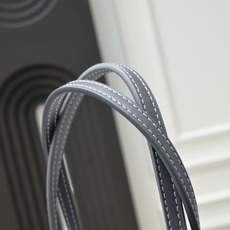 【工厂直销】灰色新品拉链款小号托特包,购物袋,品牌经多次研究与改良,不断提升面料与皮质,全方位独家定制™ 【工厂直销】灰色新品拉链款小号托特包,购物袋,品牌经多次研究与改良,不断提升面料与皮质,全方位独家定制™