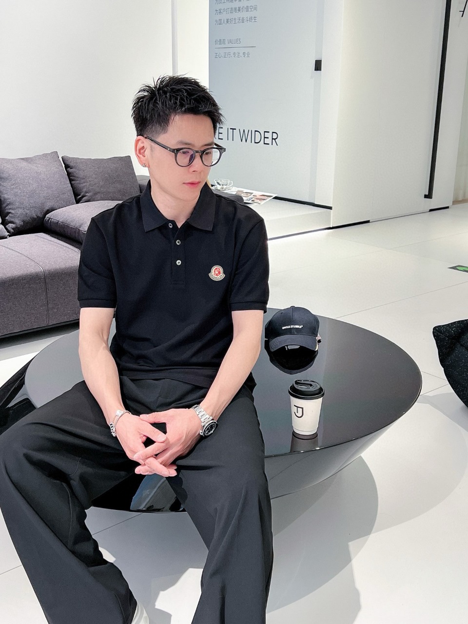 P95 蒙口 夏季新款 logo男士翻领Polo衫！经典商务男款，高端男装的天花板级别的商务男款！简约时尚大气不失优雅，单穿内搭体面过人，品质控/细节控的闭眼带走，低调又奢华有内涵！
颜色：黑色 白色 
尺码：M-3XL