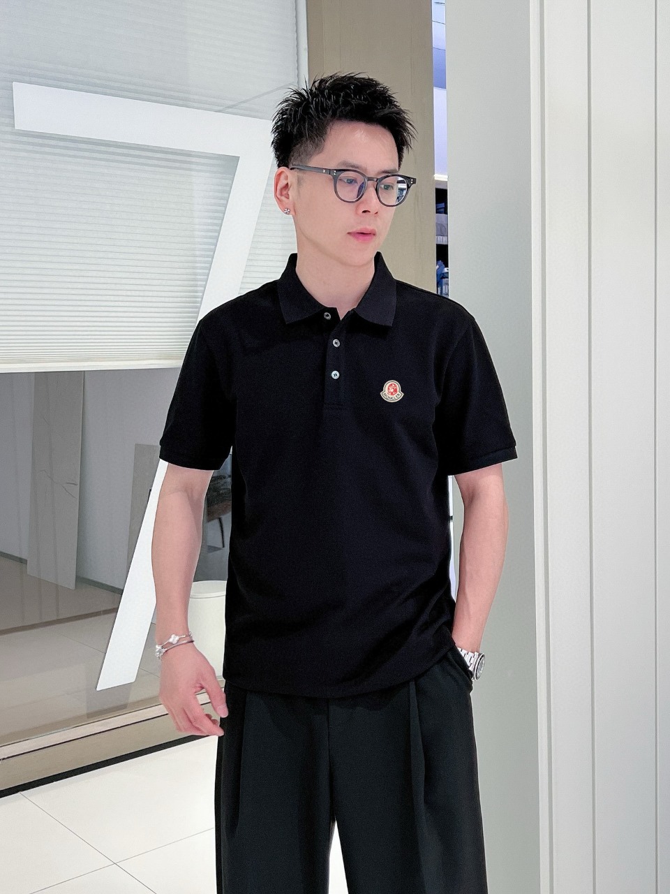 P95 蒙口 夏季新款 logo男士翻领Polo衫！经典商务男款，高端男装的天花板级别的商务男款！简约时尚大气不失优雅，单穿内搭体面过人，品质控/细节控的闭眼带走，低调又奢华有内涵！
颜色：黑色 白色 
尺码：M-3XL