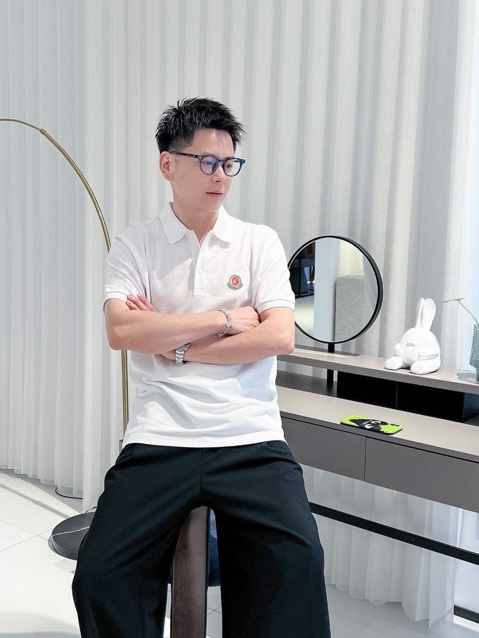 P95 蒙口 夏季新款 logo男士翻领Polo衫！经典商务男款，高端男装的天花板级别的商务男款！简约时尚大气不失优雅，单穿内搭体面过人，品质控/细节控的闭眼带走，低调又奢华有内涵！
颜色：黑色 白色 
尺码：M-3XL