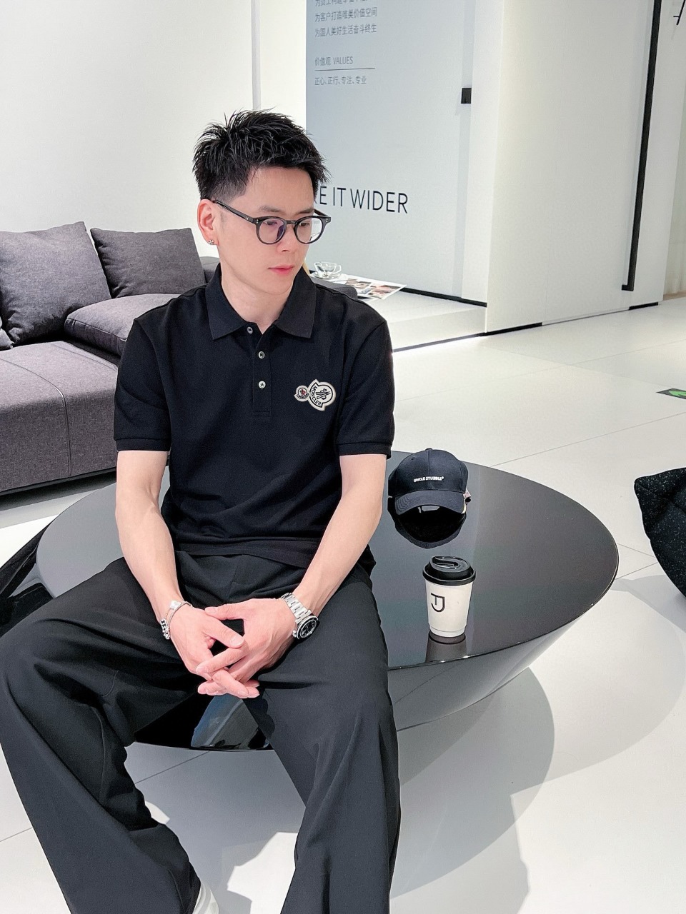 P95 蒙口 夏季新款 logo男士翻领Polo衫！经典商务男款，高端男装的天花板级别的商务男款！简约时尚大气不失优雅，单穿内搭体面过人，品质控/细节控的闭眼带走，低调又奢华有内涵！
颜色：黑色 白色 
尺码：M-3XL