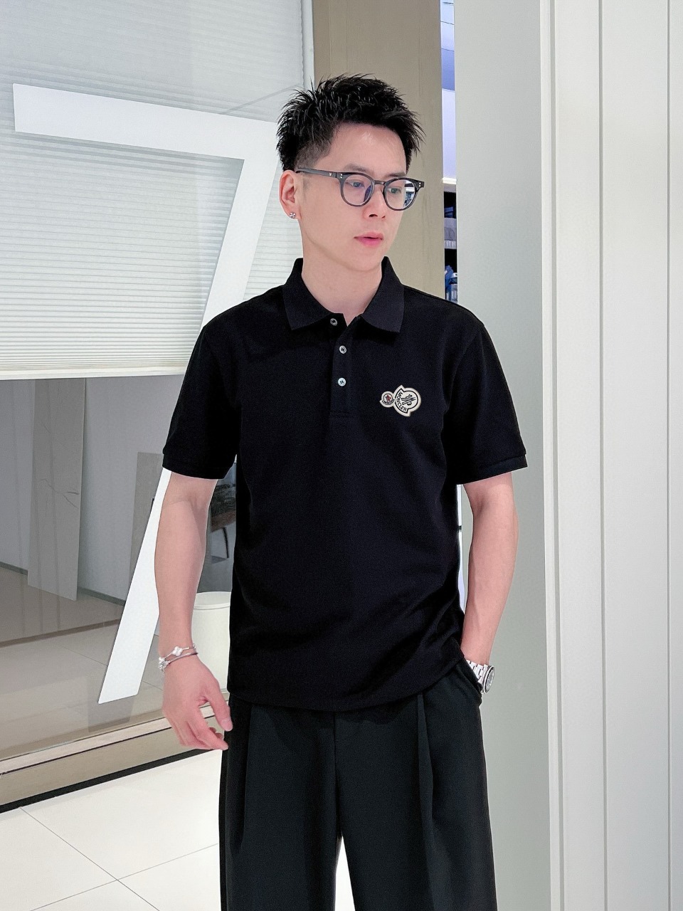 P95 蒙口 夏季新款 logo男士翻领Polo衫！经典商务男款，高端男装的天花板级别的商务男款！简约时尚大气不失优雅，单穿内搭体面过人，品质控/细节控的闭眼带走，低调又奢华有内涵！
颜色：黑色 白色 
尺码：M-3XL