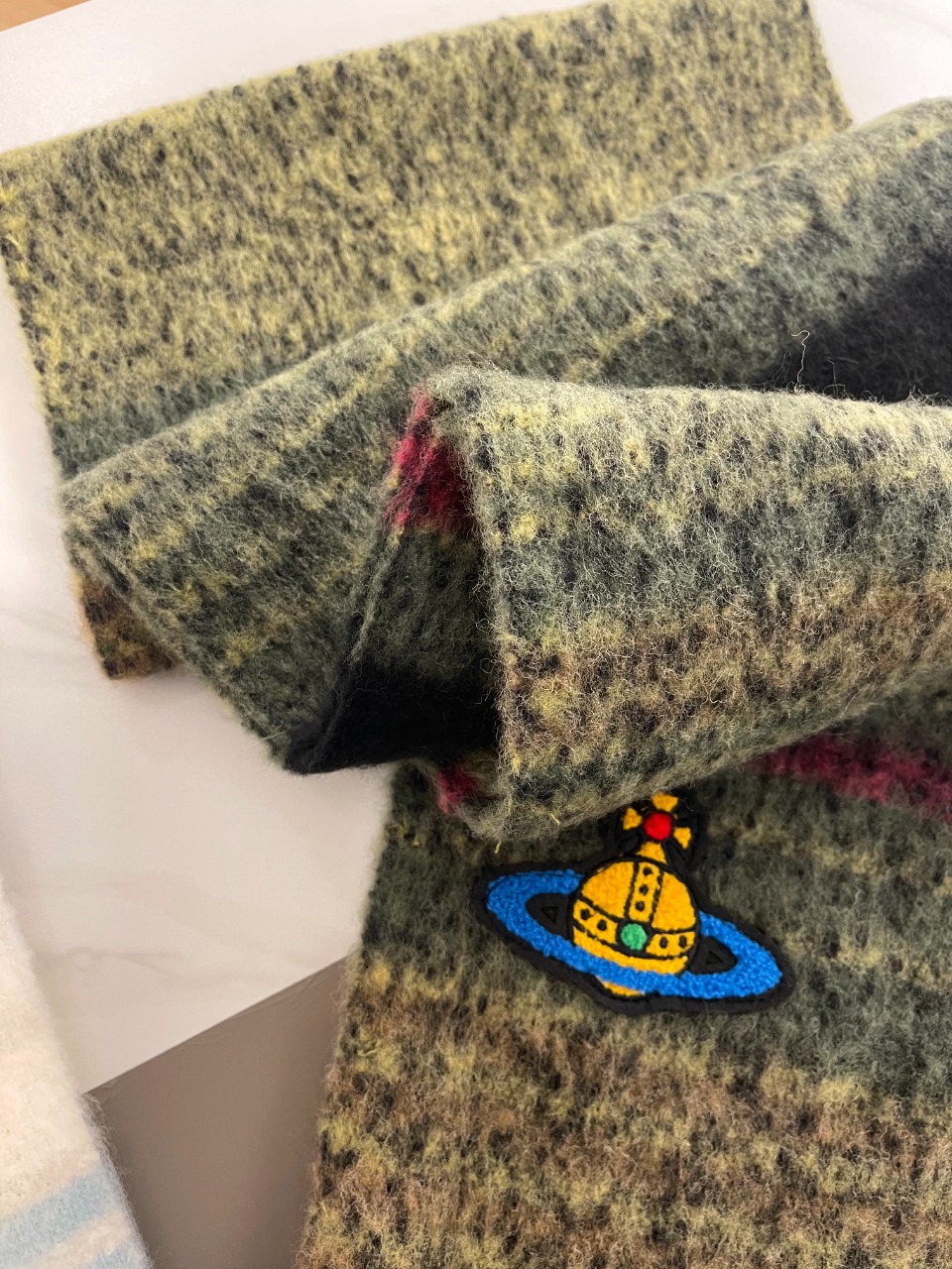 the bulk of a heavy shawl - Comprehensive 4