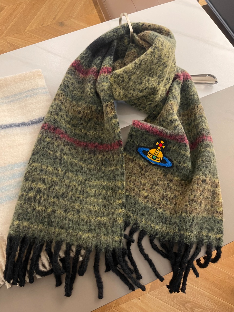 the bulk of a heavy shawl - Comprehensive 5