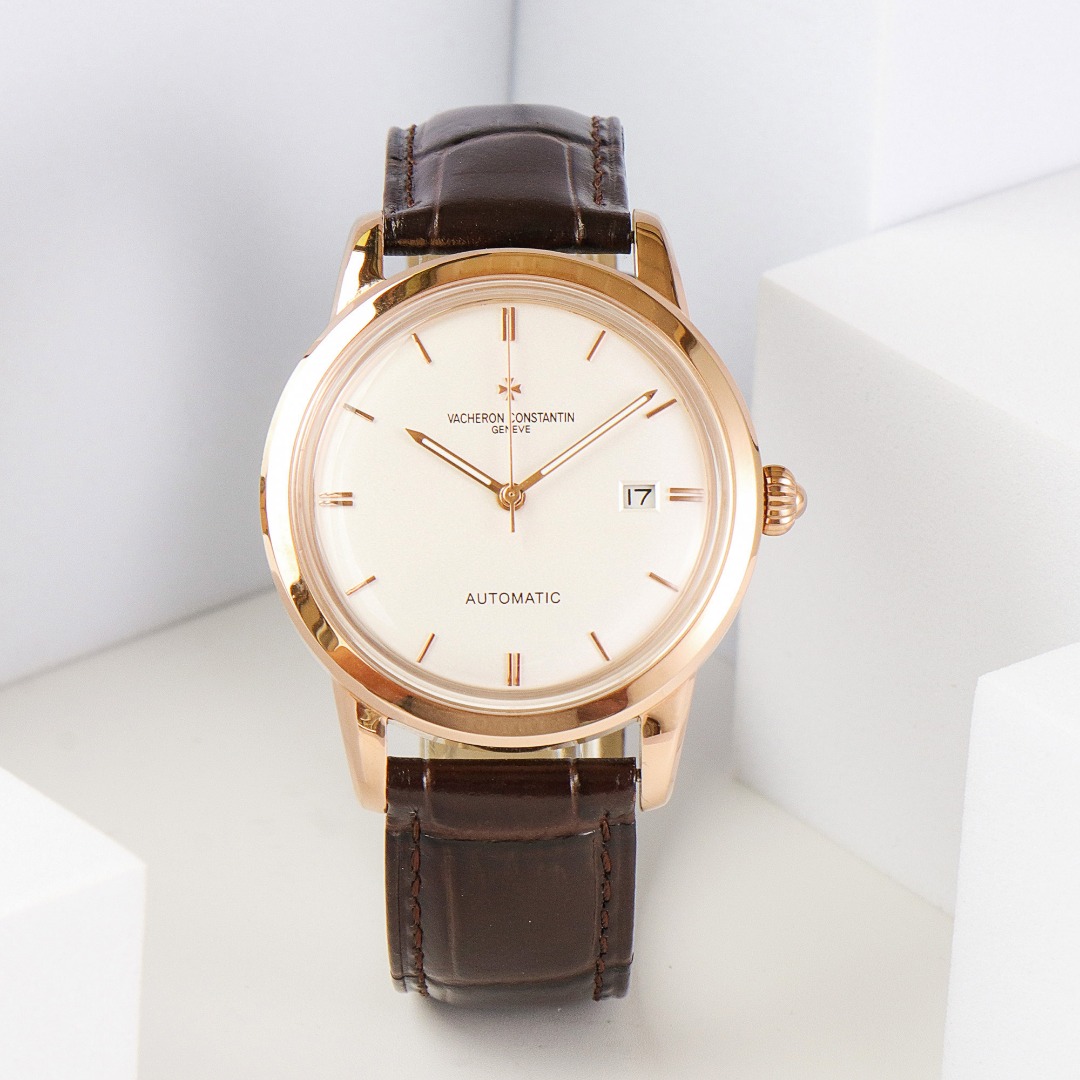 NO:394427,Produced by TW White Shell Gold Shell TW Vacheron Constantin Vacheron Constantin BJ3 Pot Cover Glass VC Classic Beauty Appreciation of Vacheron Poems. Denton's Heritage Series Watches!  The TW watchmaker team has carefully designed it for 8 months, dares to be the first, and strives for perfection. The style uses the original movement, with a vibration frequency of 28,800 times per hour, and zero repair quality. The TW factory has exclusively developed shell covers and exclusive pot cover glass material!  40mm in diameter, super 3D three-dimensional sense, ultra-thin craftsmanship The dial uses classic and exclusive inner shadow as the scale, which further shows the luxurious temperament of this watch. The style is matched with Italian cowhide to make the wrist more comfortable. Vacheron Constantin, the watch you will have. The best luxury recommendation for gifts, please be sure of TW exclusive quality, vacheron, cowhide19860909TW出品 白壳 金壳 TW 江诗丹顿Vacheron constantin BJ3 锅盖玻璃 VC 经典之美品鉴江诗.丹顿传袭系列腕表！TW制表师团队历时8个月精心设计,敢为人先,力求完美 款式采用原装机芯,每小时振频28800次,零返修质量 TW厂独家研发壳套,独家的锅盖玻璃材质！直径40mm,超强3D立体感,超薄工艺 款式表盘上采用经典独家内影作为刻度,更显示出这款腕表的华贵气质.款式搭配意大利牛皮让手腕更贴合舒适 江诗丹顿,你终将拥有的腕表 送礼最佳奢华推荐请认准TW独家品质,,vacheron,cowhide,Watch