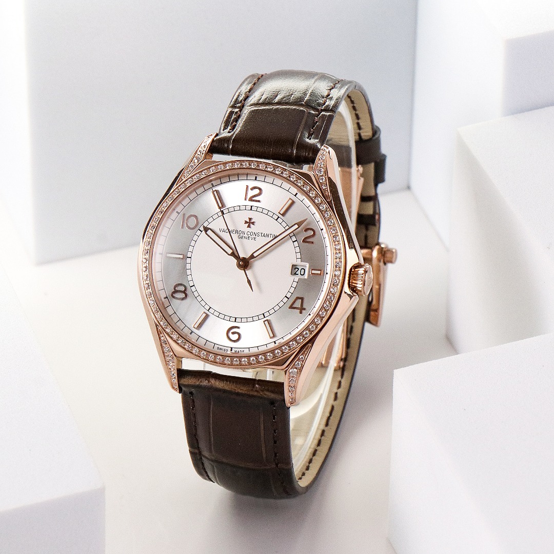 NO:822131,White shell, gold shell TW new product Vacheron Constantin VC Wu Luzhi type 4600E/000A-B402 men's automatic machine [can be used for sports and work, without losing both style and taste!  】【Four core competencies】Watch size 40mm  2. Equipped with a customized version of the 1326 movement, leading the era of all-in-one computers!  3. It took a year and a half for the rich-lined shell to be perfectly deciphered, an exclusive interpretation of Vacheron Constantin's high-end polishing. 4. Slightly arched sapphire crystal glass, the shell is made of Swarovski diamonds, which are flawless and can be seen clearly. It shows the original character. [Full style, very stylish] 1. The strap is made of the top Italian calfskin, using VC original hand-sewing techniques. 2. Maltese cross butterfly buckle.  Exquisitely recommended men’s mechanical watches, Vacheron, Cowhide19860909白壳 金壳 TW 新品 江诗丹顿 VC 伍陆之型4600E/000A-B402 男款自动机械【运动务皆可盘,格调 品味两不失！】【四大核心竞争力】腕表尺寸40mmX9.6mm1.原装在手,捕捉神韵,拆解开模,对位精髓！2.搭载定制版1326型机芯,引领一体机的时代！3.线条丰富的壳体通过一年半才完美破译,独家诠释江诗丹顿的高端打磨.4.微拱型蓝宝石水晶玻璃,壳套采用了施华洛施奇钻石白璧无瑕,视而能清.尽显原装本色.【逼格满满 格调非常】1.表带采用最顶级的意大利胎牛皮,采用VC原厂手工缝制技艺.2.马耳他十字蝴蝶表扣.千锤百炼出深山 万众瞩目 精致推荐男士机械腕表,,vacheron,cowhide,Watch