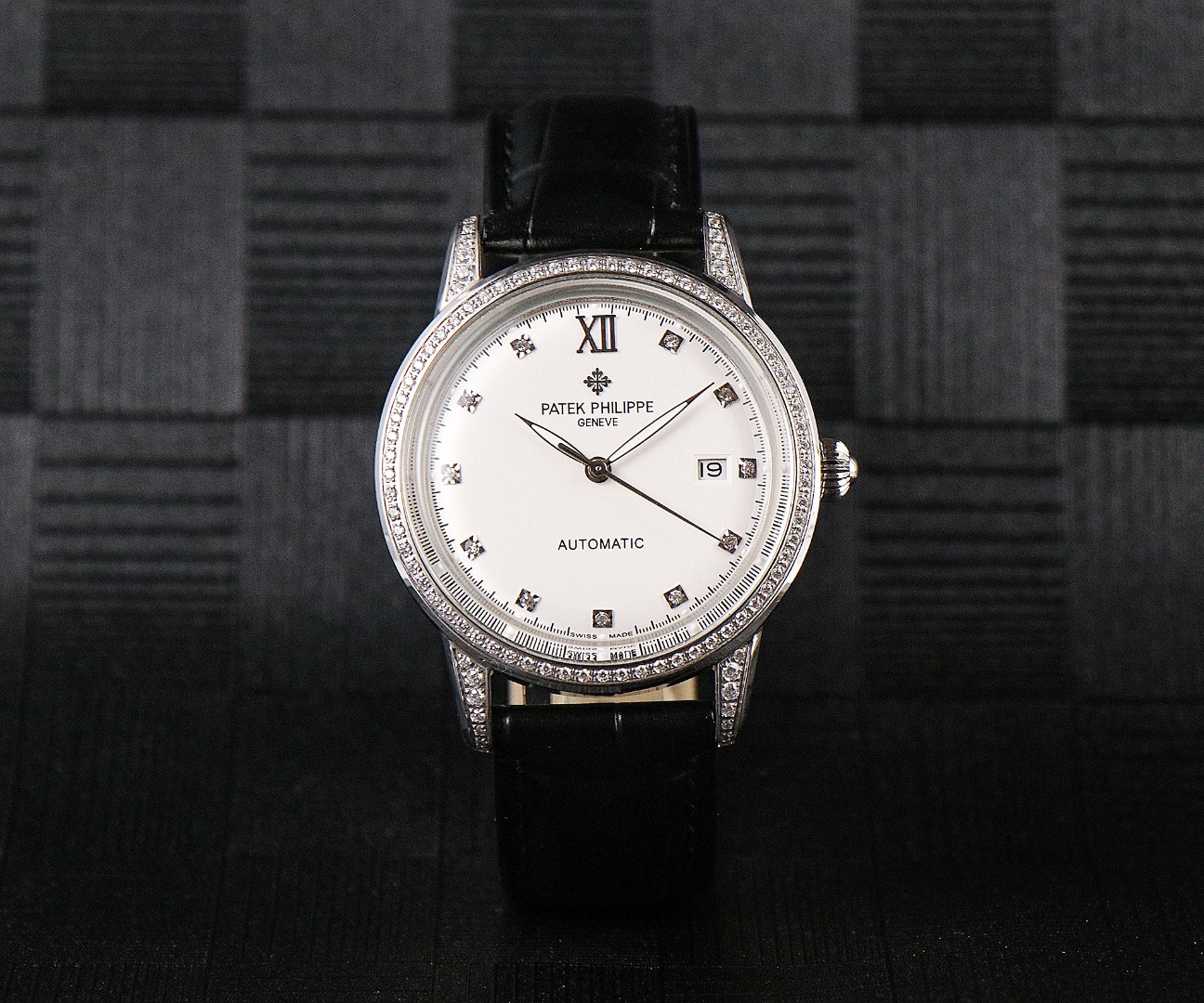 NO:670378,Produced by TW, white case, gold case, TW Factory Patek Philippe PP BJ3 pot lid glass, the highest version watch on the market!  The TW watchmaker team spent 8 months carefully designing, daring to be the first, breaking through multiple technical bottlenecks, and striving for perfection!  [Case] The market's exclusive latest pot lid glass material, the dial is simple and extraordinary, 12 scales are integrated with the glass, the exclusive diamond-filled case has a strong 3D three-dimensional effect, ultra-thin craftsmanship, 40mm in diameter [Movement] The watch uses the original movement, with a vibration frequency of 28,800 times per hour, and zero repair quality. [Strap Buckle] The style is matched with Italian cowhide to make the wrist more comfortable and comfortable. The watch buckle is engraved with a classic logo, generous and classy.  No one really owns Patek Philippe, they just keep it for the next generation. For the best luxury gift recommendations, please look for TW’s exclusive quality, patek philippe, cowhide19860909TW 出品 白壳 金壳  TW Factory 百达翡丽 PP BJ3 锅盖玻璃 市场最高版本腕表！TW制表师团队历时8个月精心设计,敢为人先,突破多层技术瓶颈,力求完美！【表壳】市场独家最新锅盖玻璃材质,表盘简而不凡,12个刻度与玻璃融为一体,独家的满钻表壳,具有超强3D立体感,超薄工艺,直径40mm【机芯】腕表采用原装机芯,每小时振频28800次,零返修质量.【表带扣】款式搭配意大利牛皮让手腕更贴合舒适,腕表表扣上面刻有经典标志,大方富有档次. 没有人真正拥有百达翡丽,只不过为下一代保管而已.送礼最佳奢华推荐请认准TW独家品质,,patek philippe,cowhide,Watch