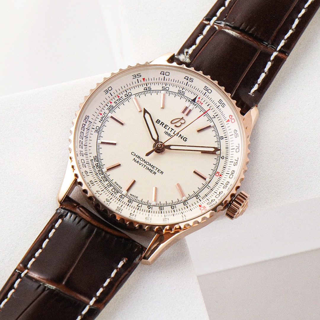 NO:725764,Produced by TW, 3-hand dateless strap model and steel strap model. TW Factory’s true interpretation of the Breitling L Aviation Chronograph 1 series. Another aerospace pilot watch was born!  The new Breitling contains four major elements: solidity and reliability, excellent functions, precision and aesthetics. It is a professional watch designed to challenge the most extreme environments, and is the best partner to accompany brave men to experience the ultimate charm of high altitude and deep sea. 1: (Diameter) 41MM, authentic one-to-one size 2: (Movement) equipped with Seagull 2824 movement, super stable performance 3: (Strap) made of imported Italian cowhide, wear-resistant and stain-resistant, just like the original, very comfortable to wear!  4: (Mirror) Curved sapphire, double-sided anti-glare treatment 5: (Literal) The literal color is the same as the original, perfectly restoring every detail!  Please look for the exclusive quality. Recommend exquisite men's mechanical watches. The best luxury recommendations for gifts. Please look for the exclusive quality of TW, loro piana, breitling, cowhide.19860909TW 出品 3针无历皮带款 钢带款 TW Factory 真情演绎,百年灵 BREITLING L 航空计时1系列 K又一枚航天飞行员腕表由此诞生！新款百年灵包含了四大要素坚固可靠、功能卓越、精密准确和美学观感.它,是专为挑战最极端环境而设计的专业腕表,是陪伴勇者感受高空深海极致魅力的最佳伙伴.1:（直径）41MM,正品一比一尺寸打造 2:（机芯）搭载海鸥2824机芯,稳定性能超强 3:（表带）采用进口意大利牛皮,耐磨耐脏,同正品一样,佩戴极具舒适！4:（镜面）弧面蓝宝石,双面防眩处理 5:（字面）字面颜色同正品一样,完美还原每个细节！ 请认准独家品质 精致推荐男士机械腕表 送礼最佳奢华推荐请认准TW独家品质,,loro piana,breitling,cowhide,Watch