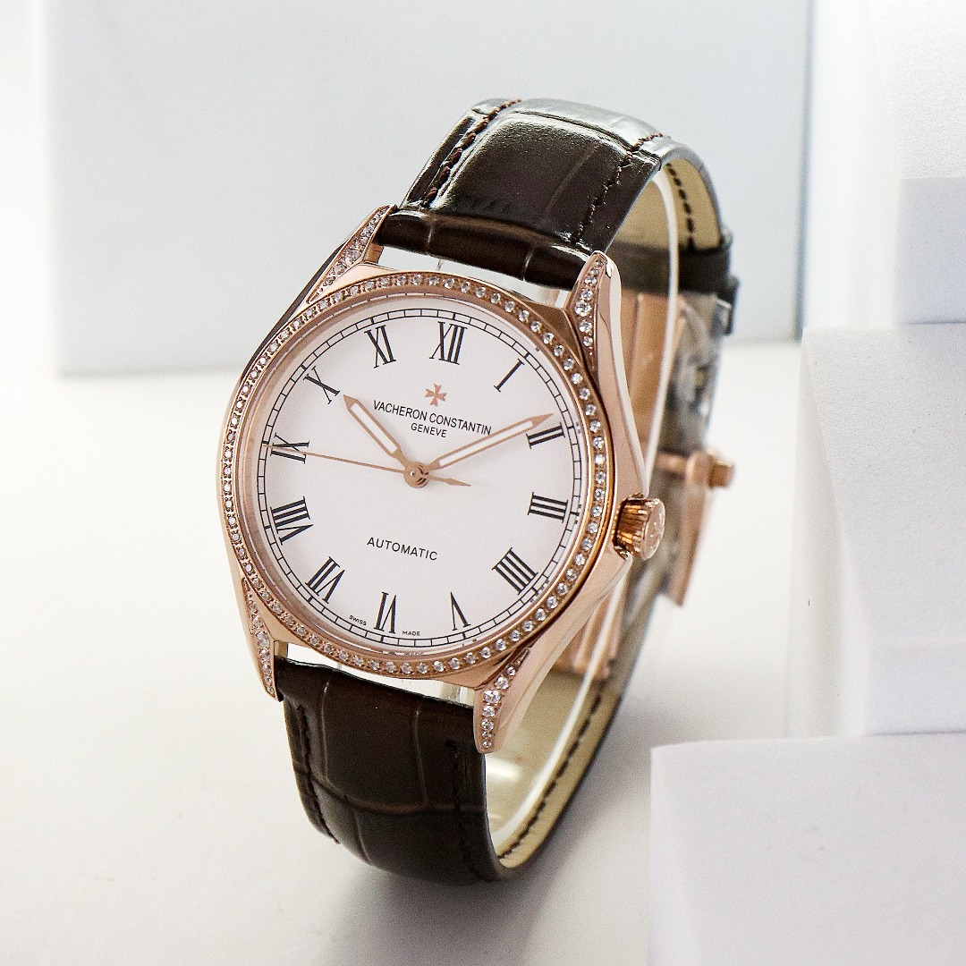 NO:822220,Produced by TW, white light rose gold diamond ring TW Factory Vacheron Constantin VCVJ1 Wu Luzhi type 4600E/000A-B402 men's automatic machine [can be used for sports and business, without losing both style and taste!  】【Four core competencies】Watch size 40mm  2. Equipped with a customized version of the 1326 movement, leading the era of all-in-one computers!  3. It took a year and a half to decipher the rich-lined shell, an exclusive interpretation of Vacheron Constantin's high-end polishing. 4. The micro-arched sapphire crystal glass is flawless and can be seen clearly. It shows the original character. [Full style, very stylish] 1. The strap is made of the top Italian calfskin, using VC original hand-sewing techniques. 2. Maltese cross butterfly buckle.  The most anticipated luxury gift recommendation, please look for TW’s exclusive quality, vacheron, cowhide19860909TW 出品 白光 玫金 钻圈 TW Factory 江诗丹顿 VCVJ1伍陆之型4600E/000A-B402 男款自动机械【运动商务皆可盘,格调 品味两不失！】【四大核心竞争力】腕表尺寸40mmX9.6mm1.原装在手,捕捉神韵,拆解开模,对位精髓！2.搭载定制版1326型机芯,引领一体机的时代！3.线条丰富的壳体通过一年半才完美破译,独家诠释江诗丹顿的高端打磨.4.微拱型蓝宝石水晶玻璃白璧无瑕,视而能清.尽显原装本色.【逼格满满 格调非常】1.表带采用最顶级的意大利胎牛皮,采用VC原厂手工缝制技艺.2.马耳他十字蝴蝶表扣.千锤百炼出深山 万众瞩目送礼最佳奢华推荐请认准TW独家品质,,vacheron,cowhide,Watch